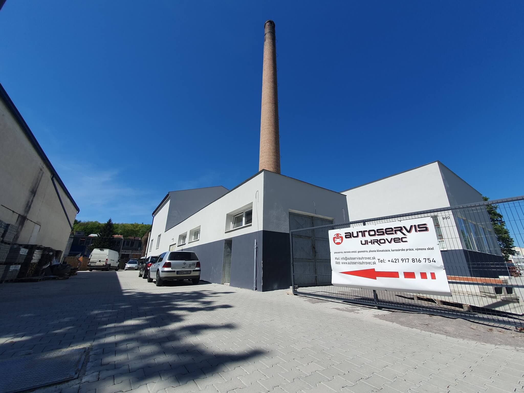 Vjazd do areálu Autoservisu Uhrovec